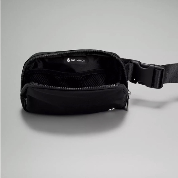 š¦š„Lululemon Everywhere Belt Bag in BLACK - NWT - Picture 3 of 5